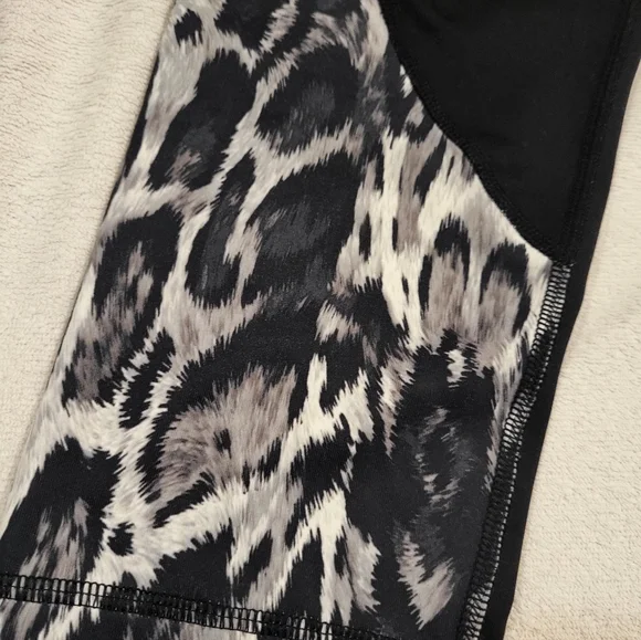 Workout Clothing Lot Size Medium - Picture 9 of 11